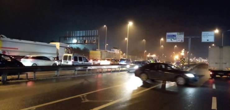 Polisin “DUR” ihtarına uymadılar, kaçarken araç çekicisine çarptılar