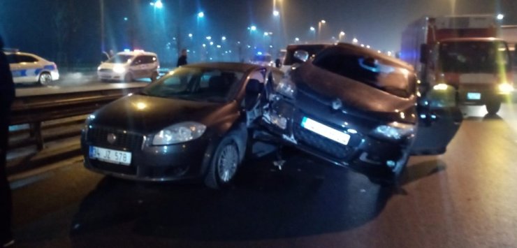 Polisin “DUR” ihtarına uymadılar, kaçarken araç çekicisine çarptılar