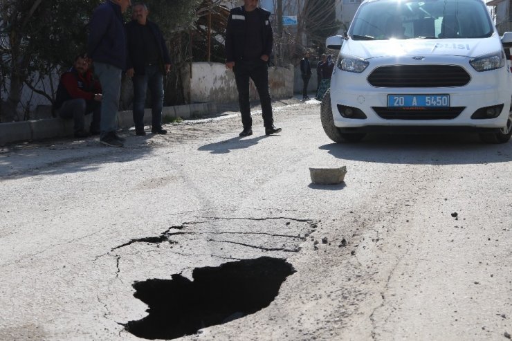 Otomobilin geçtiği sırada yol çöktü