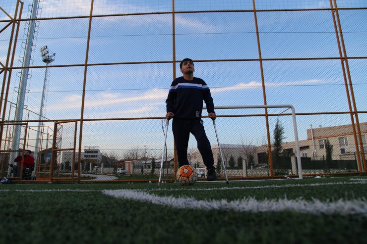 Engelini ampute futbolla aşmaya çalışıyor