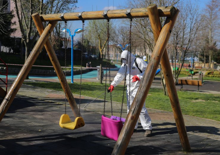 Eyüpsultan'da parklar koronavirüs tedbirleri kapsamında dezenfekte edildi