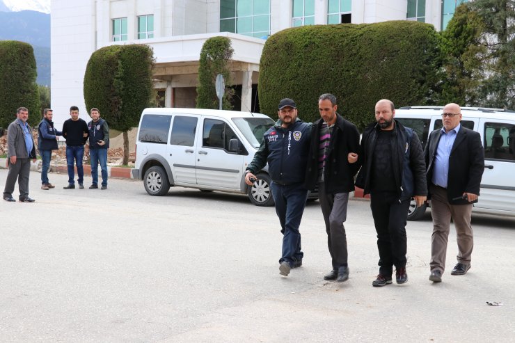GÜNCELLEME 2 - Denizli'de yol kenarında bulunan erkek cesedine ilişkin gözaltına alınan 2 zanlı tutuklandı