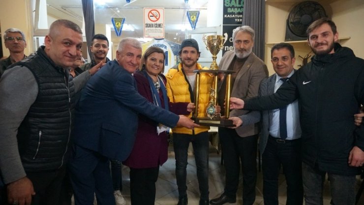 Başaranspor şampiyonluğu Başkan Hürriyet’le kutladı