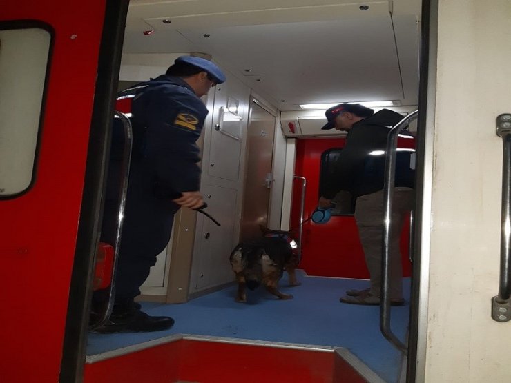 Jandarmadan yolcu trenlerine asayiş uygulaması