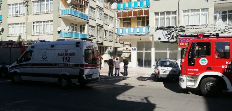 Binada bulunan kanepeyi yaktılar, 4 katlı binayı birbirine kattılar