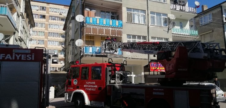 Binada bulunan kanepeyi yaktılar, 4 katlı binayı birbirine kattılar