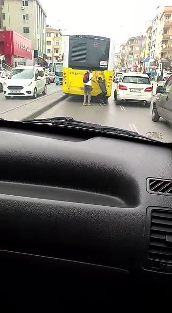 Otobüsün arkasına takılan patenli gençlerin tehlikeli yolculuğu kamerada
