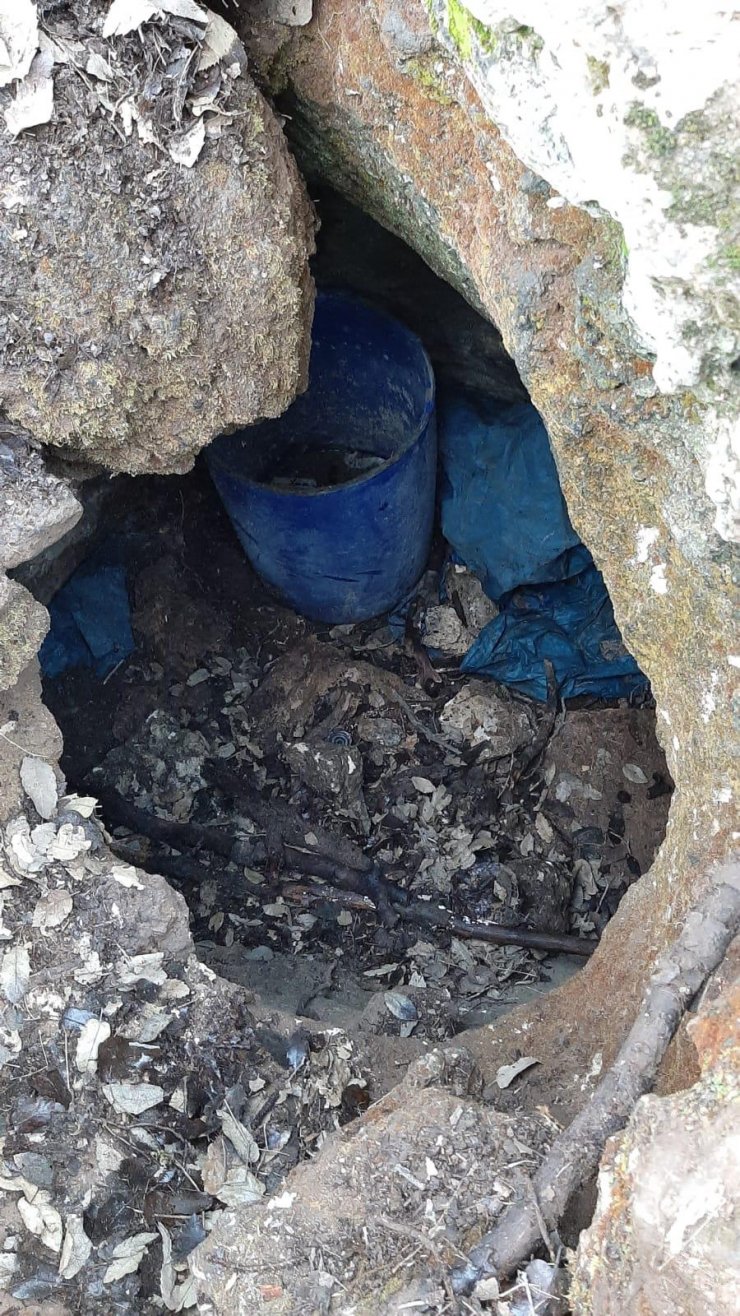 Mardin'de 2 sığınakta teröristlere ait yaşam malzemeleri bulundu