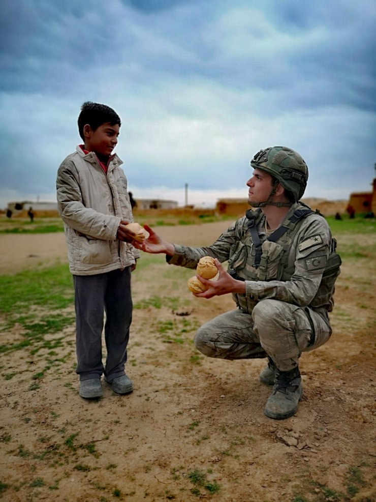 Mehmetçik ekmeğini Tel Abyadlılar ile paylaşıyor