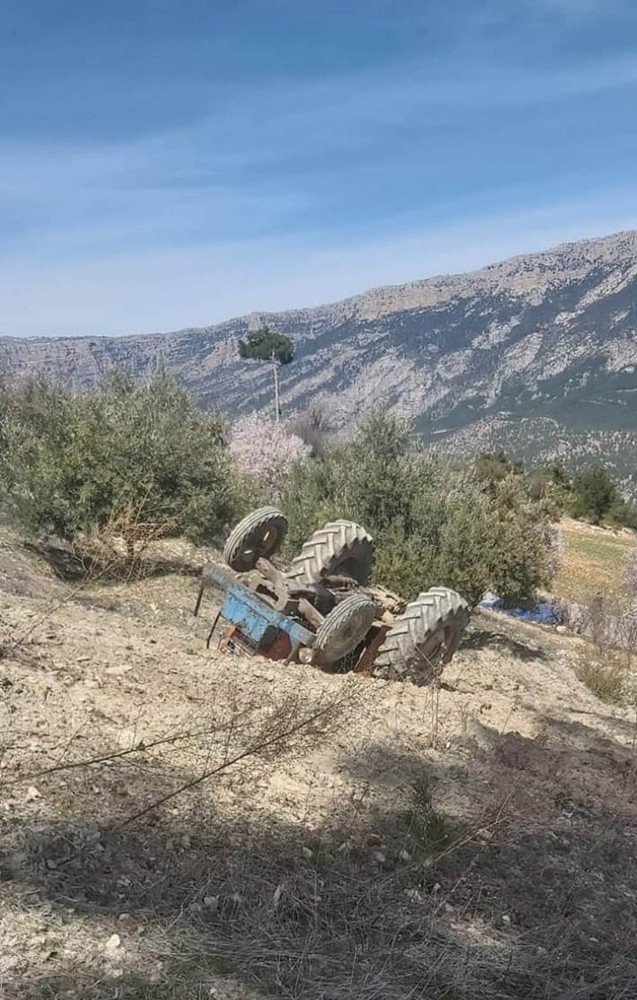 Devrilen traktörün altında sürücü hayatını kaybetti