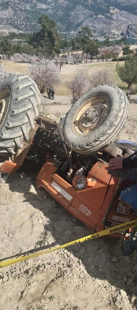 Devrilen traktörün altında sürücü hayatını kaybetti