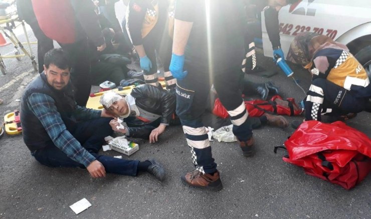 Şanlıurfa’da işçi servisleri kaza yaptı: 18 yaralı