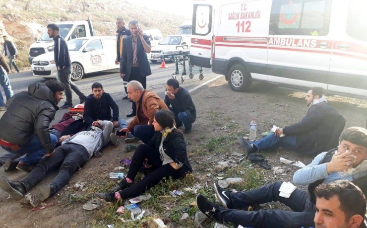 Şanlıurfa’da işçi servisleri kaza yaptı: 18 yaralı