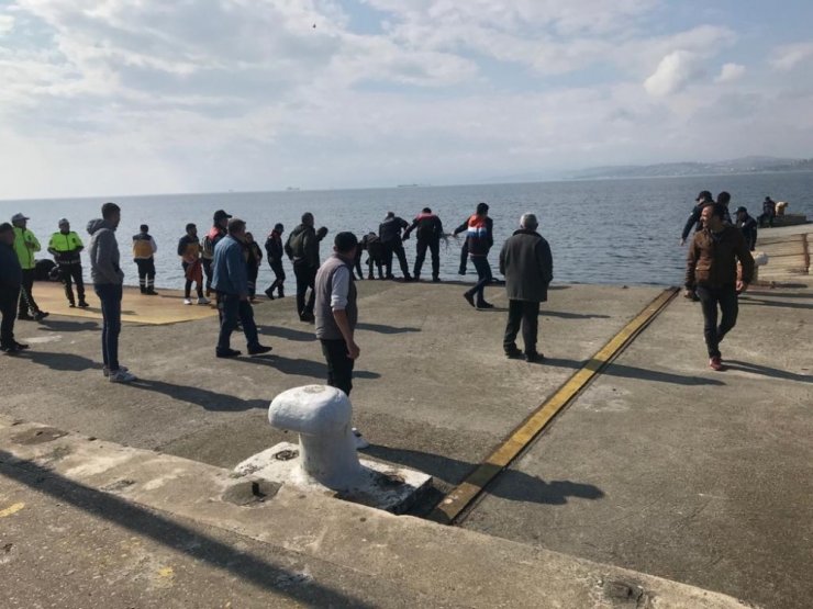 İskeleden denize atlayan şahsı polis kurtardı