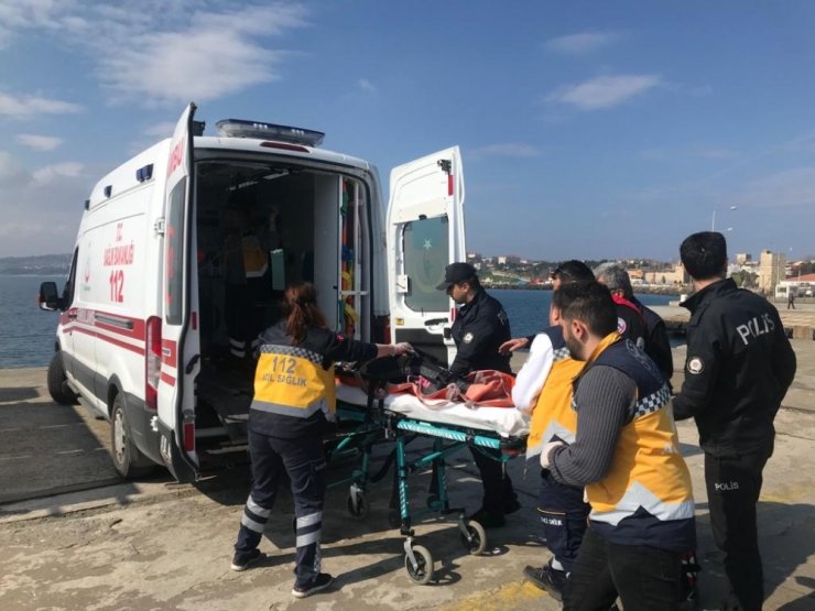 İskeleden denize atlayan şahsı polis kurtardı