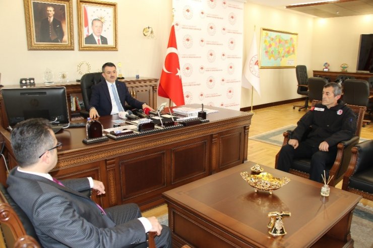 Bakan Pakdemirli, 4. Ulusal Antarktika Bilim Seferi’ne katılan mühendisi kabul etti
