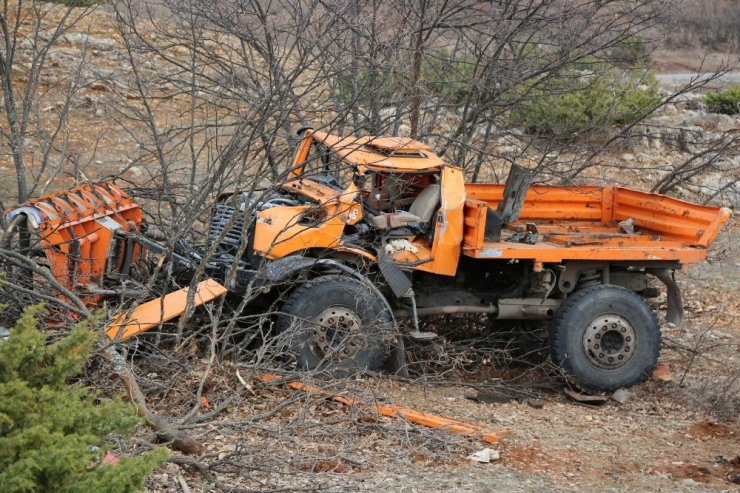 Tunceli’de iş makinesi şarampole yuvarlandı: 1 ölü, 1 yaralı