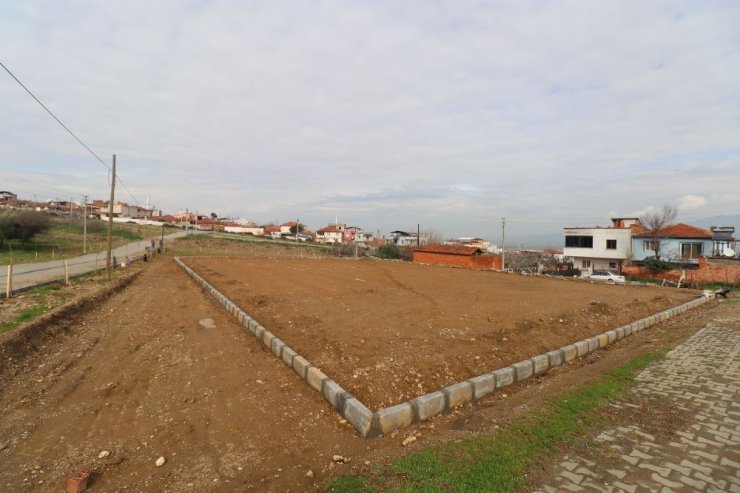 Turgutlu Belediyesinden iki mahalleye çim saha