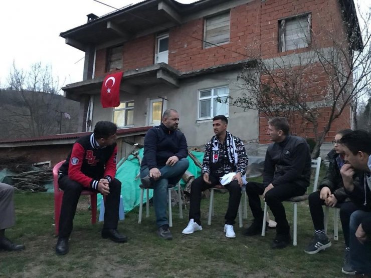 Siyah-beyazlı taraftarlar İdlip gazilerini unutmadı