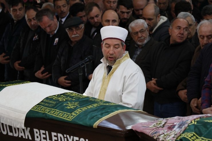 Mumdan çıkan yangında ölen yaşlı çift son yolculuğuna uğurlandı