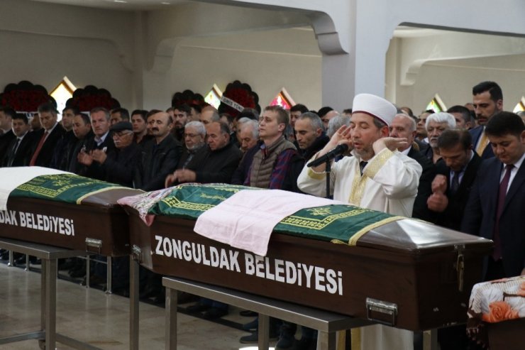 Mumdan çıkan yangında ölen yaşlı çift son yolculuğuna uğurlandı