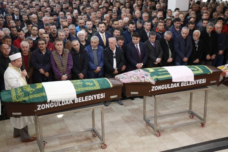 Mumdan çıkan yangında ölen yaşlı çift son yolculuğuna uğurlandı
