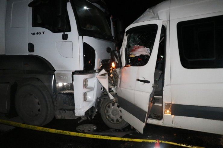 Zonguldak’ta tır ile okul servisi çarpıştı: 1 ölü