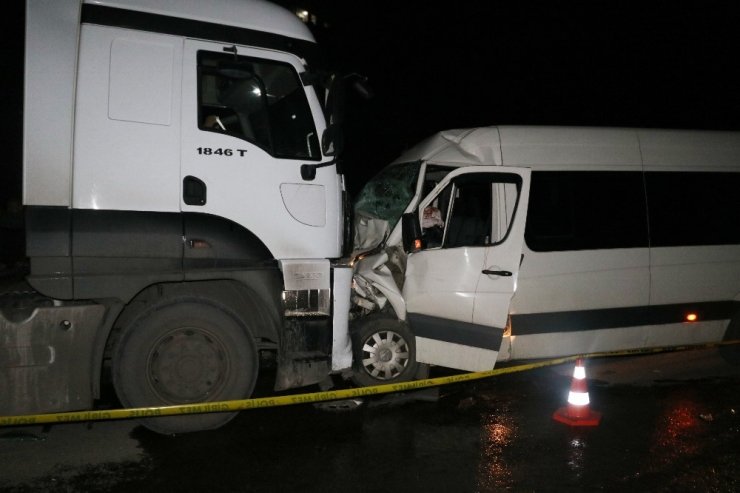 Zonguldak’ta tır ile okul servisi çarpıştı: 1 ölü