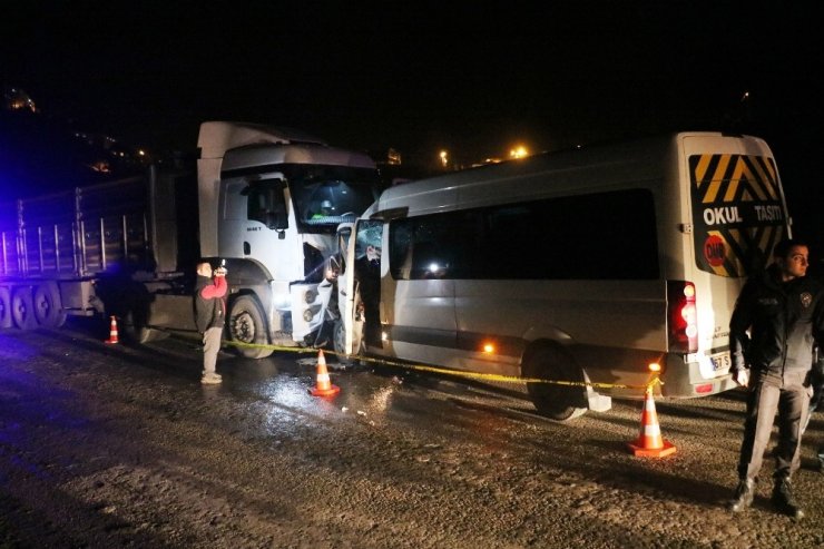 Zonguldak’ta tır ile okul servisi çarpıştı: 1 ölü