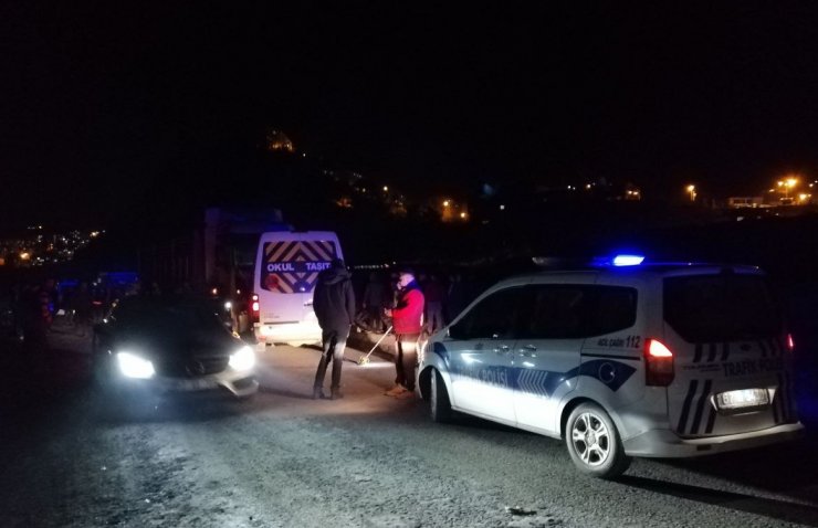Zonguldak'ta tır ile servis aracının çarpışması sonucu 1 kişi öldü