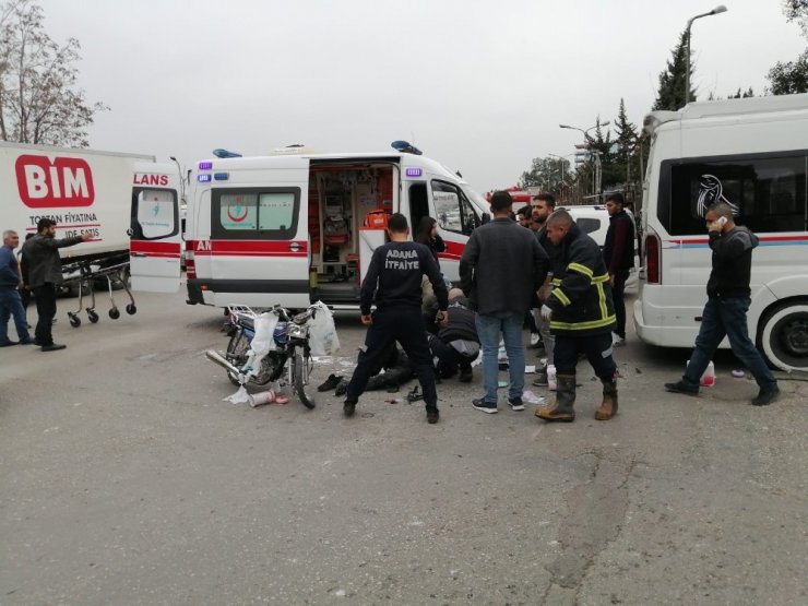 Motosiklet minibüse çarptı: 2 yaralı