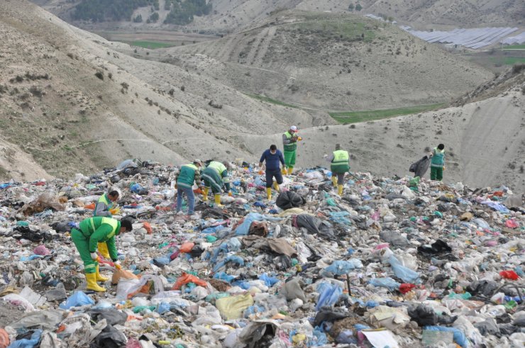 Adıyaman'da annesinin öldürdüğü iddia edilen bebek çöplükte aranıyor