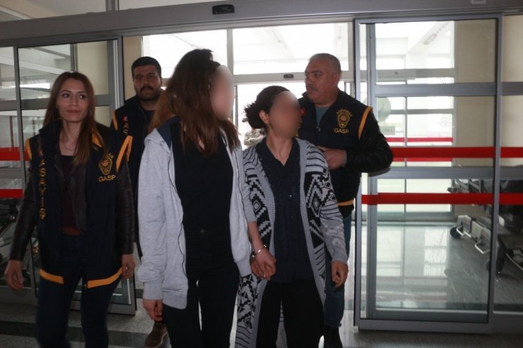 Babasını öldürdüğü iddia edilen genç kızla annesi adliyede
