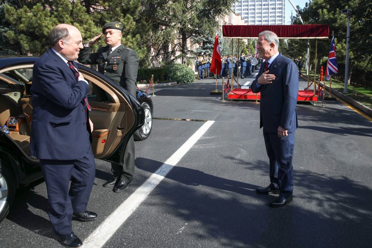 Bakan Akar, İngiliz mevkidaşı Wallace ile görüştü