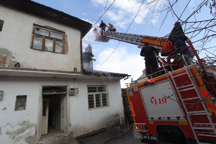 Evin çatısında çıkan yangın paniğe neden oldu