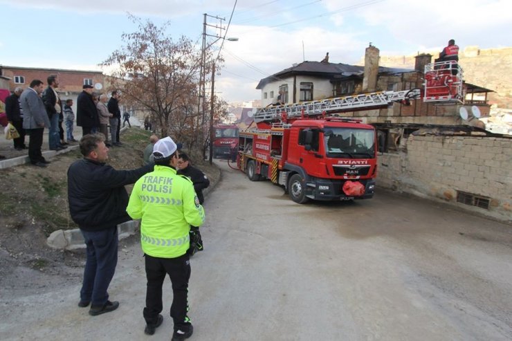 Evin çatısında çıkan yangın paniğe neden oldu