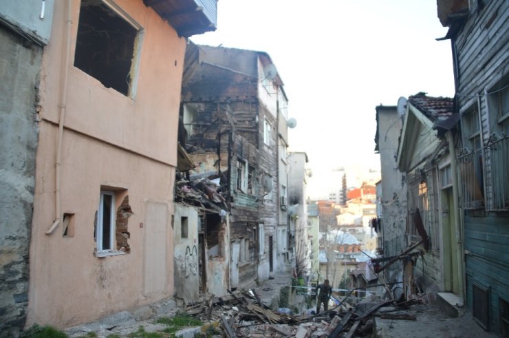 Beyoğlu’nda metruk bina çöktü, yanındaki ev zarar gördü