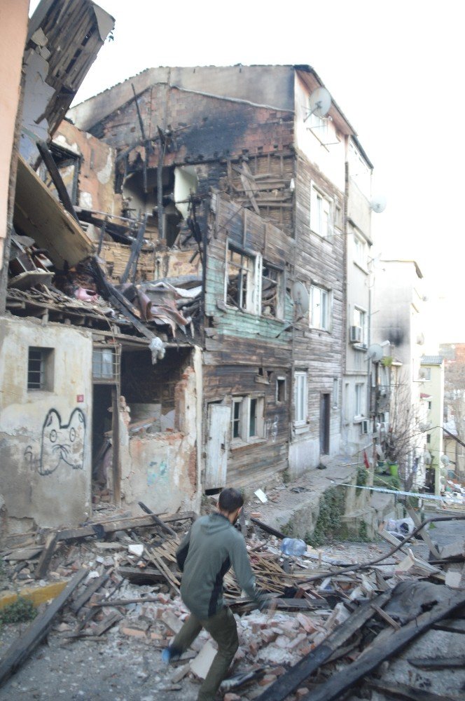 Beyoğlu’nda metruk bina çöktü, yanındaki ev zarar gördü