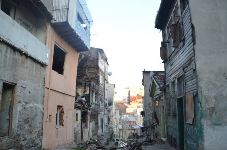 Beyoğlu’nda metruk bina çöktü, yanındaki ev zarar gördü