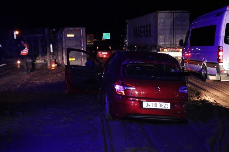 TEM’de önündeki otomobile çarpan gübre yüklü kamyon devrildi