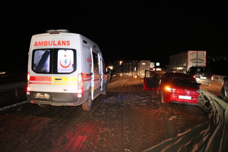 TEM’de önündeki otomobile çarpan gübre yüklü kamyon devrildi