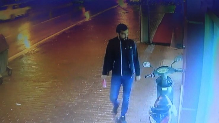 Önce tatlı yedi sonra sadaka kutusunu çaldı