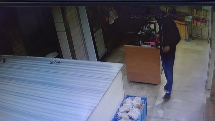 Önce tatlı yedi sonra sadaka kutusunu çaldı
