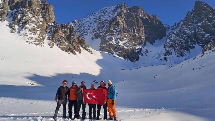 Doğu Karadenizli dağcılardan Kaçkar Dağı zirvesine zorlu tırmanış