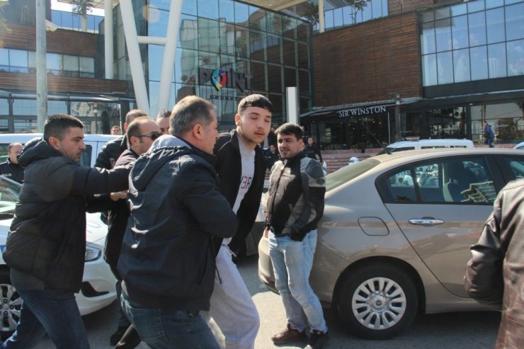 İzmir’deki alışveriş merkezinde hareketli dakikalar
