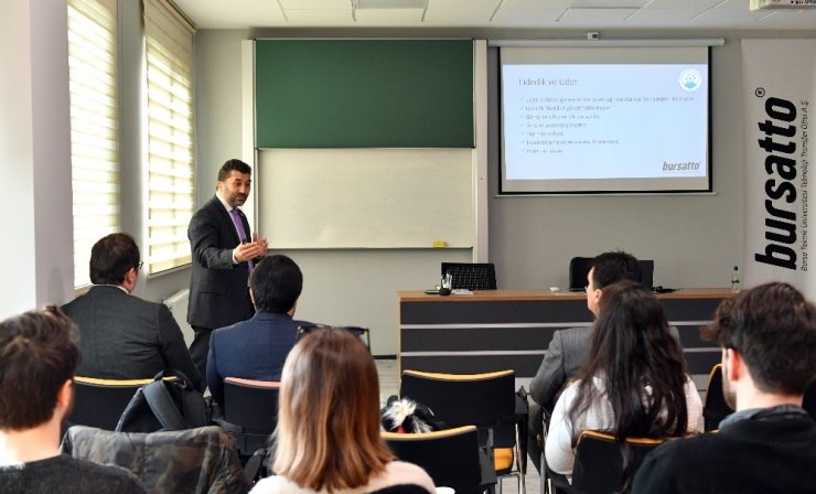 Dündar, gençlerle tecrübelerini paylaştı