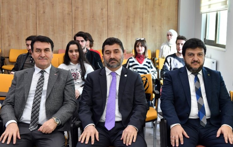 Dündar, gençlerle tecrübelerini paylaştı