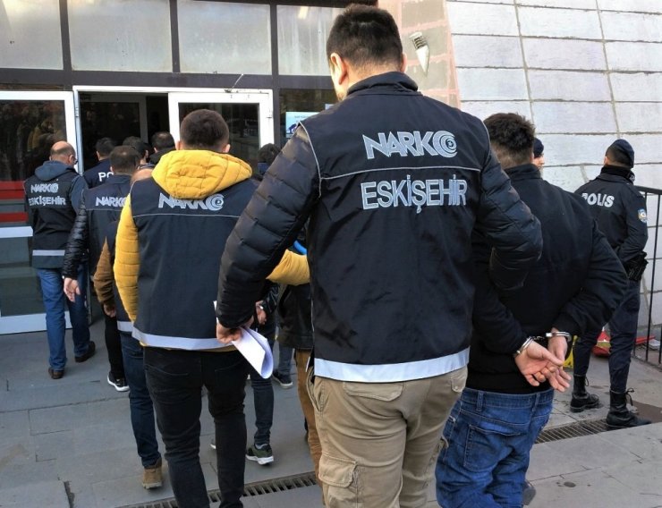 Uyuşturucu operasyonunda gözaltına alınan 8 şüpheli adliyede