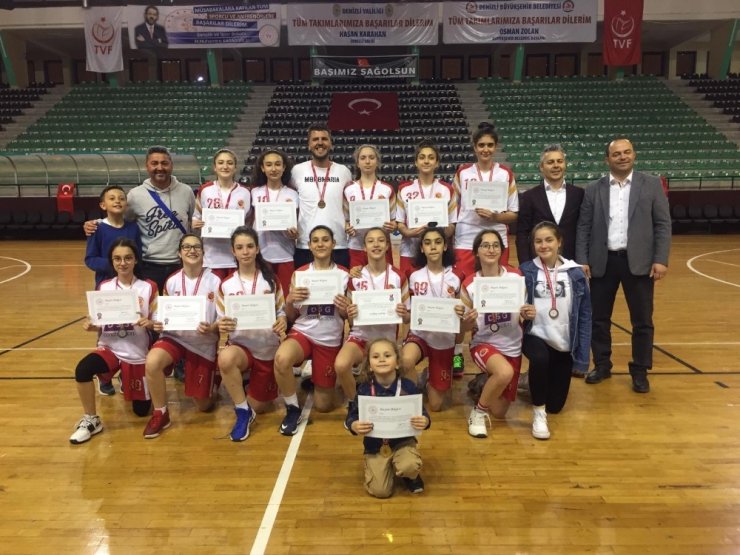 Nazmiye Demirelli sultanlar, yarı finallere damga vurdu