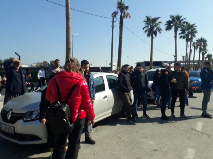 İzmir’in Bornova ilçesinde elinde silahlı AVM’ye giren bir kişi nedeniyle alışveriş merkezi boşaltıldı. İçeriden silah sesleri gelirken, bölgeye çok sayıda polis ekibi sevk edildi.